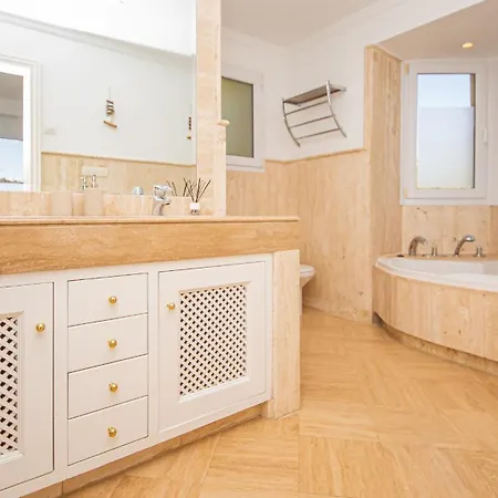 Majestic Hills 5 7 * Casares