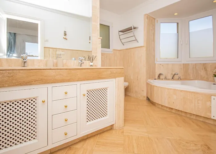 Majestic Hills 5 7 * Casares